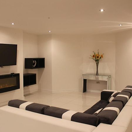 Blossom Lane Apartment Woodford  ภายนอก รูปภาพ